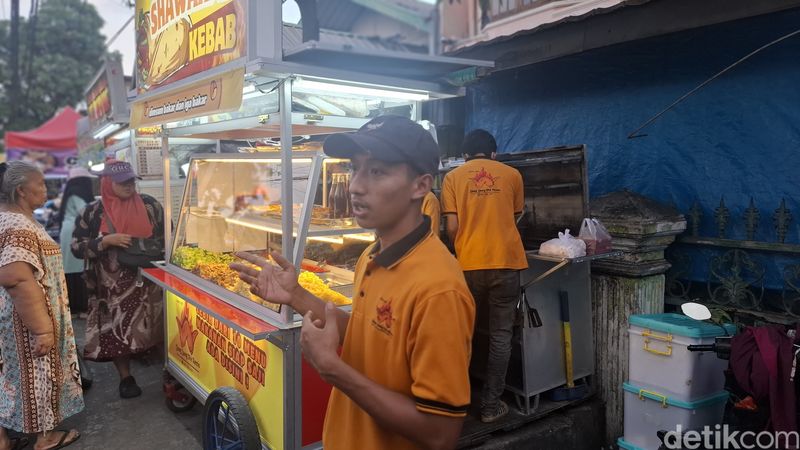 Gede Banget! Shawarma Jumbo  Panjangnya Sampai 30 Centimeter