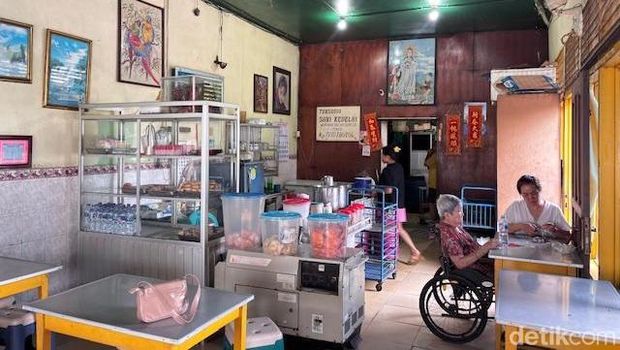 Suasana Depot Mahakam Indah tempat es susu sari kedelai yang populer.