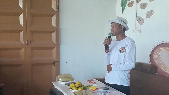 Supriyadi petani asal Sindang Dataran saat memperkenalkan kopi robusta.