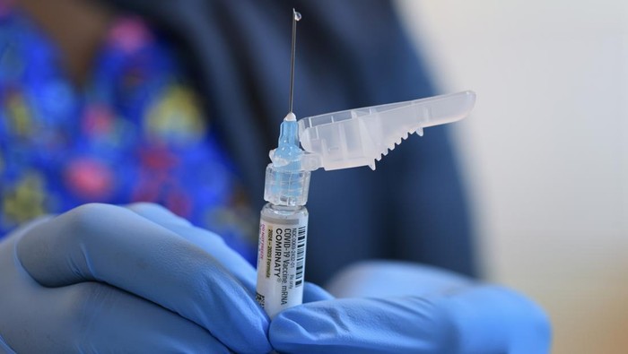 MIAMI, FLORIDA - MAY 29: In this photo illustration, a Moderna  COVID-19 vaccine (brand name: Spikevax) fills a syringe at Borinquen Health Care Center on May 29, 2025 in Miami, Florida. Health and Human Services Secretary Robert F. Kennedy Jr. announced that he will no longer recommend that healthy children and pregnant people get COVID-19 shots. (Photo illustration by Joe Raedle/Getty Images)