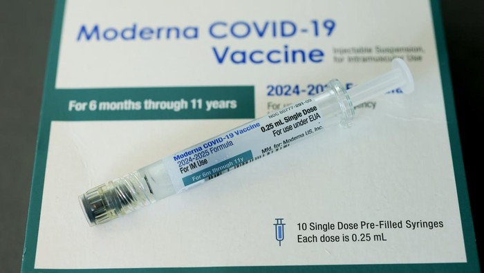 MIAMI, FLORIDA - MAY 29: In this photo illustration, a Moderna  COVID-19 vaccine (brand name: Spikevax) fills a syringe at Borinquen Health Care Center on May 29, 2025 in Miami, Florida. Health and Human Services Secretary Robert F. Kennedy Jr. announced that he will no longer recommend that healthy children and pregnant people get COVID-19 shots. (Photo illustration by Joe Raedle/Getty Images)