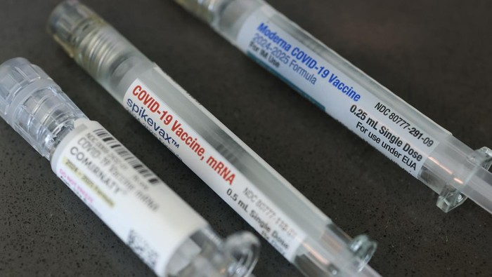  Spikevax) fills a syringe at Borinquen Health Care Center on May 29, 2025 in Miami, Florida. Health and Human Services Secretary Robert F. Kennedy Jr. announced that he will no longer recommend that healthy children and pregnant people get COVID-19 shots. (Photo illustration by Joe Raedle/Getty Images)