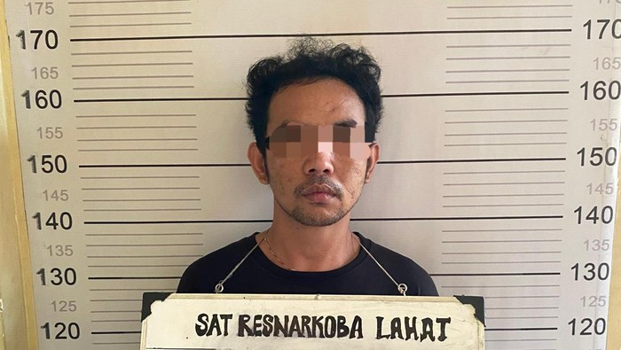 Tampang pelaku dan barang bukti narkotika jenis sabu saat diamankan polisi