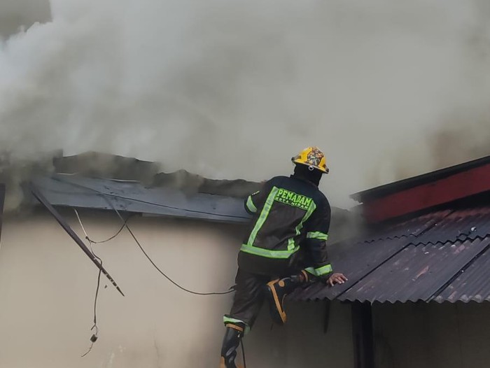 Tempat hiburan yang ada di Hotel Danau Toba Medan terbakar hari ini (Foto: Istimewa)