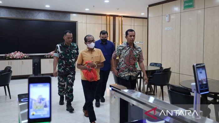 Tersangka berinisial LSN (pakai masker) saat ditangkap oleh pihak Kejati DKI Jakarta pada Rabu (28/5/2025).