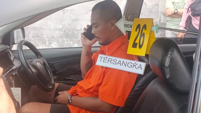 Tersangka Galuh saat memperagakan salah satu adegan dalam rekonstruksi pembunuhan driver online, Rabu (28/5/2025).