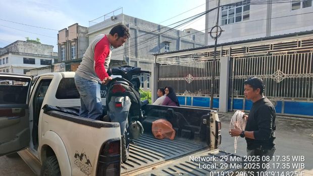 Tim SAR gabungan melakukan pencarian jasad Suyono (67), bos sawit korban pembunuhan yang dibuang ke Sungai Indragiri. Pencarian hari ini, Jumat (30/5/2025) dihentikan, mengingat jasad korban diperkirakan sudah 20 hari berada di sungai.