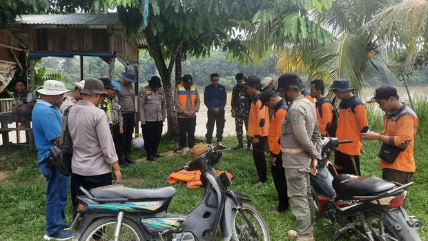 Tim SAR gabungan melakukan pencarian jasad Suyono (67), bos sawit korban pembunuhan yang dibuang ke Sungai Indragiri. Pencarian hari ini, Jumat (30/5/2025) dihentikan, mengingat jasad korban diperkirakan sudah 20 hari berada di sungai.