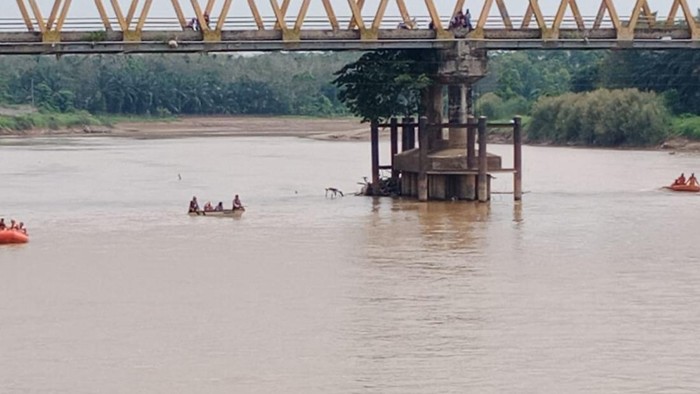 Tim SAR gabungan melakukan pencarian jasad Suyono (67), bos sawit korban pembunuhan yang dibuang ke Sungai Indragiri. Pencarian hari ini, Jumat (30/5/2025) dihentikan, mengingat jasad korban diperkirakan sudah 20 hari berada di sungai.