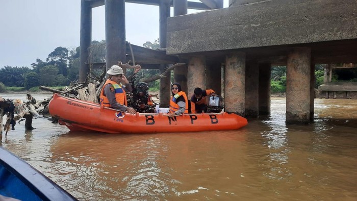 Tim SAR gabungan melakukan pencarian jasad Suyono (67), bos sawit korban pembunuhan yang dibuang ke Sungai Indragiri. Pencarian hari ini, Jumat (30/5/2025) dihentikan, mengingat jasad korban diperkirakan sudah 20 hari berada di sungai.