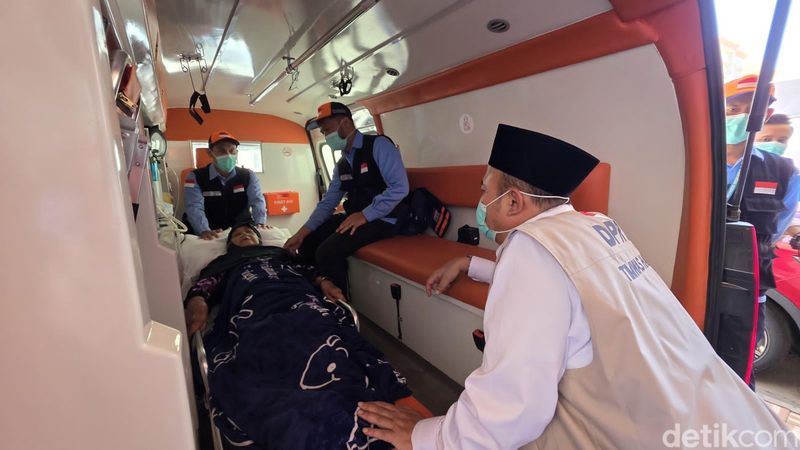 Ketua Tim Pengawas (Timwas) Haji 2025 DPR RI Cucun Ahmad Syamsurijal melepas jemaah dari KKHI Madinah, Kamis (29/5/2025).