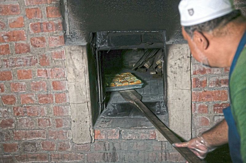 Toko Roti Rumahan Sejak 1949 Masih Bertahan hingga Generasi KetigaRoti yang dibuat secara tradisional dengan dibakar di dalam kebuk bata merah menggunakan kayu api dan tempurung kelapa. Keenakan roti yang manis dan lembut berbaur asap kayu itu memberikan pengalaman tersendiri bagi yang pertama kali mencuba. Kilang Roti Mokhtar ini masih bertahan merentasi masa sejak beroperasi pada 1949, sekalipun bersaing dengan pelbagai jenis roti berjenama yang mudah didapati di pasaran.--fotoBERNAMA (2025) HAK CIPTA TERPELIHARA