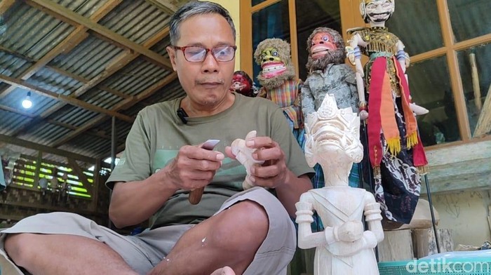Udis yang sedang mengukir wayang golek di kediamannya Desa Sukaresik, Kecamatan Sidamulih, Kabupaten Pangandaran