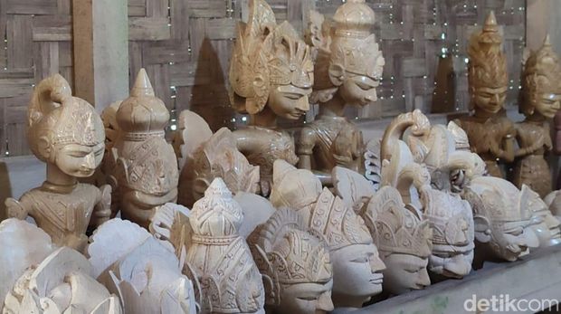 Udis yang sedang mengukir wayang golek di kediamannya Desa Sukaresik, Kecamatan Sidamulih, Kabupaten Pangandaran
