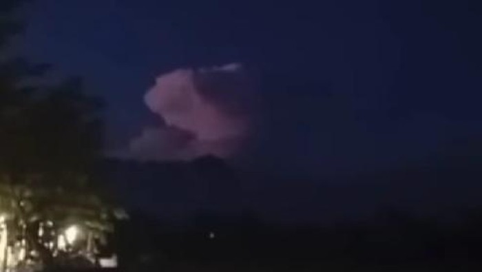Viral kilatan petir dan gumpalan awan bak erupsi di Gunung Kelud
