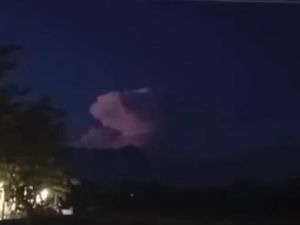 Kilatan Petir di Gunung Kelud Bikin Geger Warga, Ini Kata PVMBG