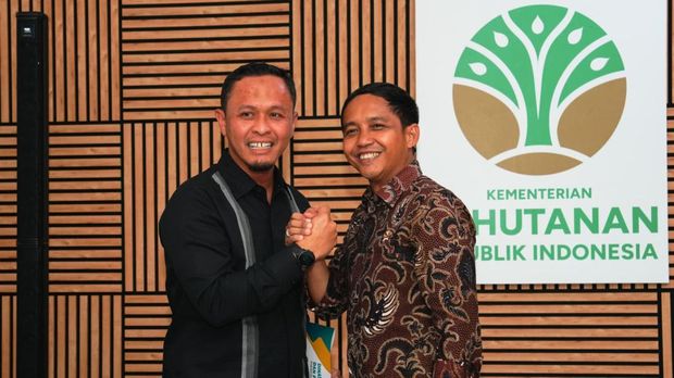 Wali Kota Agung saat bertemu Menteri Kehutanan dan mendapat apresiasi kebijakan bersih-bersih baliho. (Foto: Dok Diskominfotik Pekanbaru)