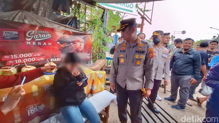 Wanita yang jatuh dari sepeda motor, karena pacar menghindari razia polisi di Bandung
