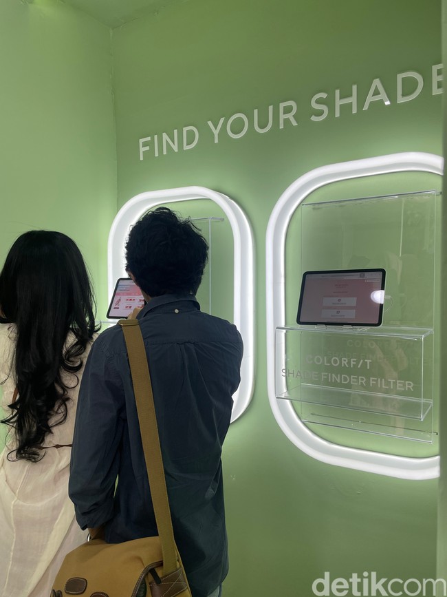 Apa saja yang bisa didapatkan di Wardah Colorfit Studio, Plaza Senayan? Di bagian depan, kamu sudah bisa menemukan Shade Finder Filter. Hanya dengan scan wajah dan memasukan identitas, filter berteknologi canggih itu bisa mengidentifikasi warna kulit kamu dan rekomendasi shade produk yang tepat. Foto: Rahmi Anjani/Wolipop