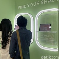Apa saja yang bisa didapatkan di Wardah Colorfit Studio, Plaza Senayan? Di bagian depan, kamu sudah bisa menemukan Shade Finder Filter. Hanya dengan scan wajah dan memasukan identitas, filter berteknologi canggih itu bisa mengidentifikasi warna kulit kamu dan rekomendasi shade produk yang tepat. Foto: Rahmi Anjani/Wolipop