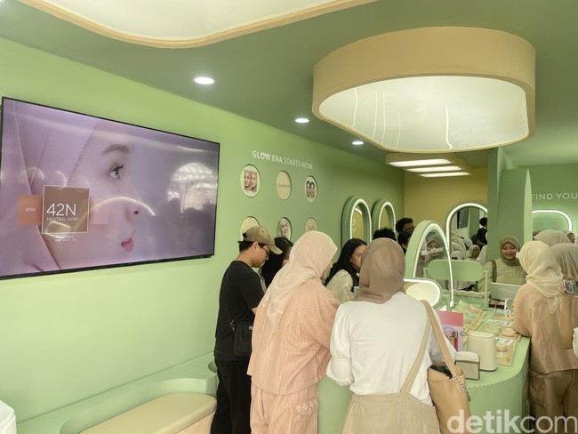 Setelah direkomendasikan produk dan warna yang tepat, kamu dapat langsung membelinya di Wardah Colorfit Studio Plaza Senayan. Kamu pun bisa lebih hemat karena ada penawaran potongan harga, voucher, dan produk gratis. Ada juga minuman dan cookie gratis untuk pembelian tertentu. Foto: Rahmi Anjani/Wolipop