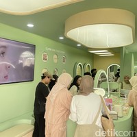 Setelah direkomendasikan produk dan warna yang tepat, kamu dapat langsung membelinya di Wardah Colorfit Studio Plaza Senayan. Kamu pun bisa lebih hemat karena ada penawaran potongan harga, voucher, dan produk gratis. Ada juga minuman dan cookie gratis untuk pembelian tertentu. Foto: Rahmi Anjani/Wolipop