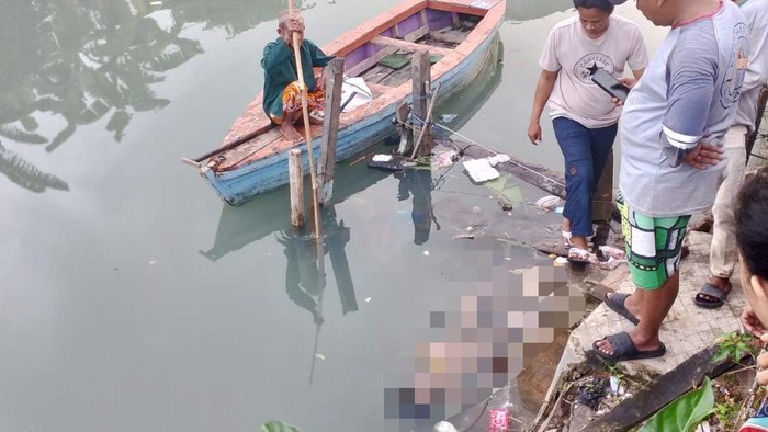 Warga Bandar Lampung menemukan sesosok mayat bocah di sungai.