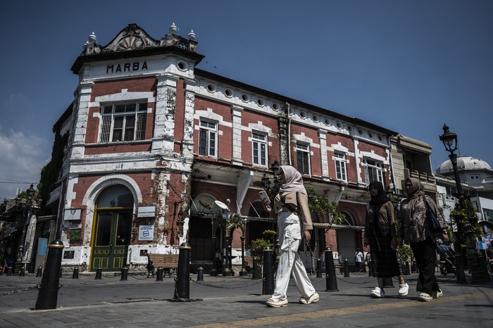 Warga berfoto di kawasan Cagar Budaya Nasional Kota Lama, Semarang, Jawa Tengah, Jumat (30/5/2025). Kementerian Pariwisata mencatat angka perjalanan wisatawan nusantara menuju Jawa Tengah pada kuartal pertama 2025 mencapai 36,9 juta perjalanan atau turun 5,78 persen dibandingkan periode yang sama pada tahun sebelumnya dengan jumlah 39,17 juta perjalanan. ANTARA FOTO/Aprillio Akbar/bar