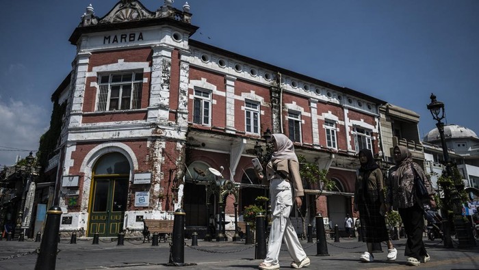 Wisata Kota Lama Masih Jadi Primadona di Semarang Warga berfoto di kawasan Cagar Budaya Nasional Kota Lama, Semarang, Jawa Tengah, Jumat (30/5/2025). Kementerian Pariwisata mencatat angka perjalanan wisatawan nusantara menuju Jawa Tengah pada kuartal pertama 2025 mencapai 36,9 juta perjalanan atau turun 5,78 persen dibandingkan periode yang sama pada tahun sebelumnya dengan jumlah 39,17 juta perjalanan. ANTARA FOTO/Aprillio Akbar/bar