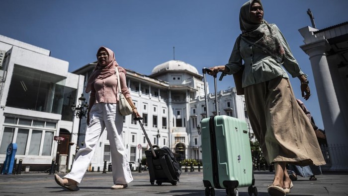 Warga berfoto di kawasan Cagar Budaya Nasional Kota Lama, Semarang, Jawa Tengah, Jumat (30/5/2025). Kementerian Pariwisata mencatat angka perjalanan wisatawan nusantara menuju Jawa Tengah pada kuartal pertama 2025 mencapai 36,9 juta perjalanan atau turun 5,78 persen dibandingkan periode yang sama pada tahun sebelumnya dengan jumlah 39,17 juta perjalanan. ANTARA FOTO/Aprillio Akbar/bar