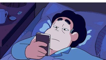 Secara refleks ngecek persentase baterai orang yang mengirim pesan ke kita. Foto: myinvitelink via Bored Panda