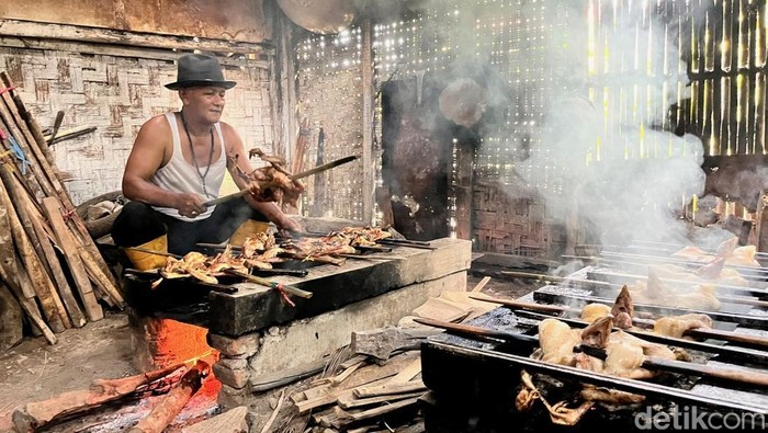 Abdul Karim saat membakar ratusan ayam ingkung dalam acara Tumpeng Sewu Kerimren