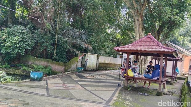 Fasilitas gazebo mata Air Aik Dewa Desa Aik Dewa Pringgasela Lombok Timur, Jumat (30/5/2025).