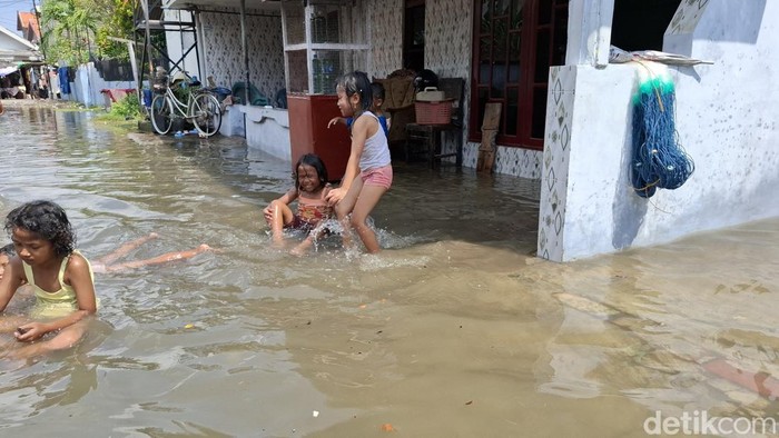 Anak-anak bermain air banjir rob di Bangkalan