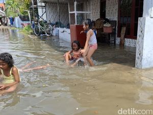 Banjir Rob di Bangkalan, Warga Khawatirkan Anak-anak Main di Genangan
