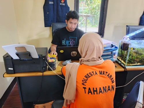 AW saat diperiksa penyidik Satreskrim Polresta Mataram, Sabtu (31/5/2025). (Istimewa/detikBali)
