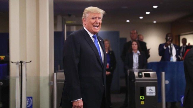 Trump Resmi Larang Warga 12 Negara Masuk AS Meski Tuai Kecaman