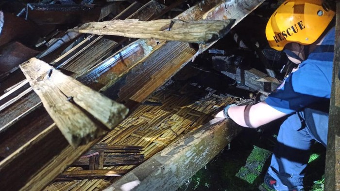 Bangunan dapur rumah di Magetan yang roboh imbas hujan deras menewaskan seorang nenek.
