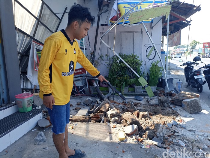 Bangunan rusak ditabrak truk di Kanigoro, Blitar