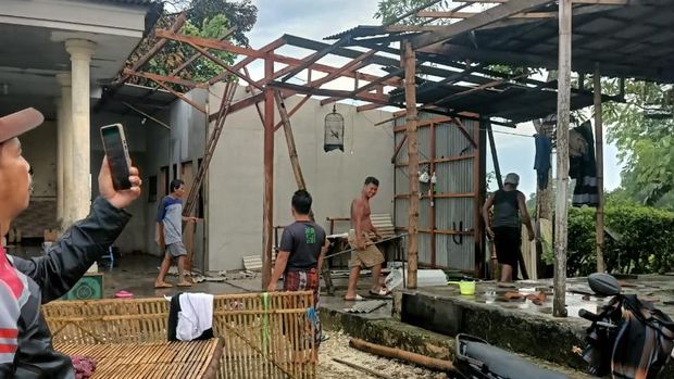 Dampak angin puting beliung di Bangkalan.