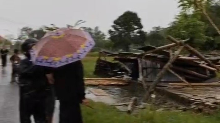 Dampak angin puting beliung di Bangkalan.