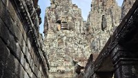 Hingga saat ini, Angkor Wat merupakan candi terbesar dan termegah di Kamboja. Luas dari kompleks Angkor Wat adalah sekitar 200 hektar. Candi utama Angkor Wat memiliki tinggi sekitar 65 meter dengan dikelilingi oleh ratusan candi yang lebih kecil.(Instagram Dian Sastro)