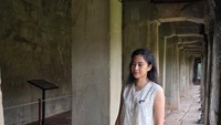 Merujuk sejumlah sumber Angkor Wat adalah sebuah gugus bangunan candi di negara Kamboja yang merupakan salah satu monumen keagamaan terbesar di dunia. Candi itu berdiri di atas situs seluas 1.626.000 m² dengan awal dibangun sebagai candi agama Hindu Kerajaan Khmer yang dibaktikan untuk dewa Wisnu, namun lambat laun berubah menjadi candi agama Buddha menjelang akhir abad ke-12. (Instagram Dian Sastro)