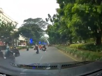 Rekaman Video Pemotor Lawan Arah Tabrakan lalu Diseruduk Fortuner