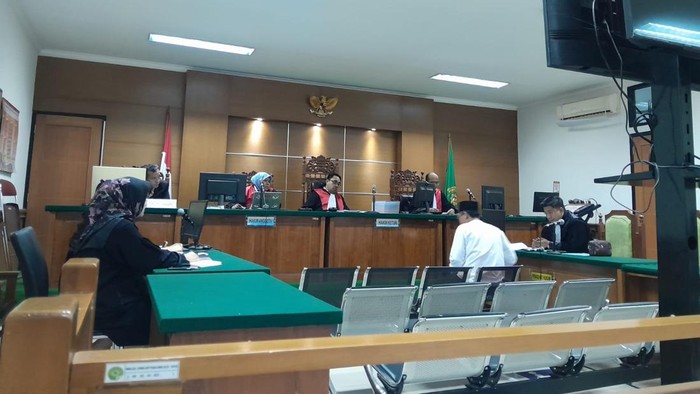 Eks Ketua Koperasi di Pandeglang menjalani sidang pembacaan dakwaan di Pandeglang Tipikor Serang. Dok istimewa).