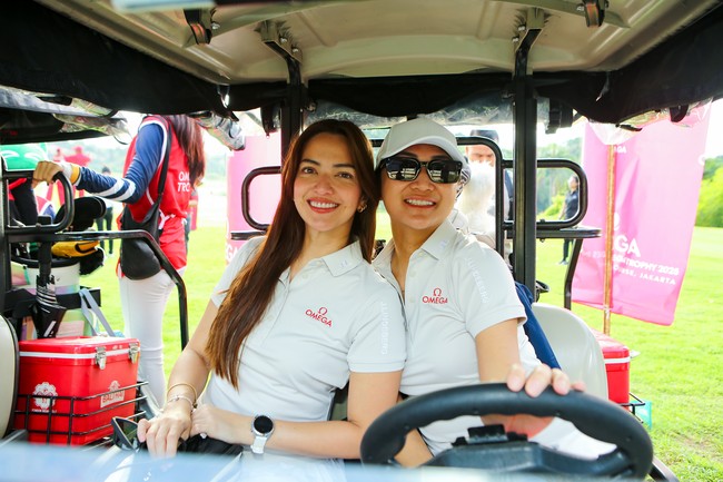 Nia Ramadhani ikut unjuk kebolehan bermain golf. Panas tak menghalanginya untuk berlaga dengan rambut yang tergerai. (Foto: Dok. Omega Indonesia)