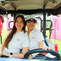 Nia Ramadhani ikut unjuk kebolehan bermain golf. Panas tak menghalanginya untuk berlaga dengan rambut yang tergerai. (Foto: Dok. Omega Indonesia)