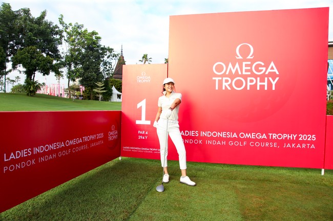 Sigi Wimala memilih tampilan berbeda dengan gaya yang lebih sporty dan maskulin. Untuk bawahan, pilihannya jatuh pada celana panjang berwarna senada. Tak ketinggalan, topi dan sunglasses untuk melindungi dari terik matahari. (Foto: Dok. Omega Indonesia)