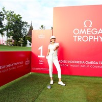 Sigi Wimala memilih tampilan berbeda dengan gaya yang lebih sporty dan maskulin. Untuk bawahan, pilihannya jatuh pada celana panjang berwarna senada. Tak ketinggalan, topi dan sunglasses untuk melindungi dari terik matahari. (Foto: Dok. Omega Indonesia)