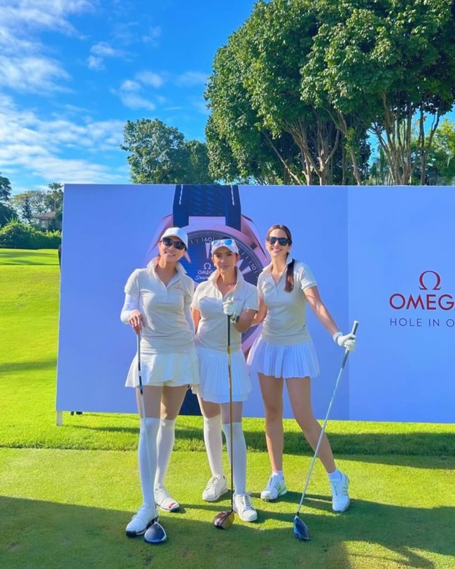 Nia Ramadhani bergaya kompak bersama kawan-kawannya. Mereka sama-sama memadukan seragam peserta dengan rok mini putih. (Foto: Instagram/@ramadhaniabakrie)